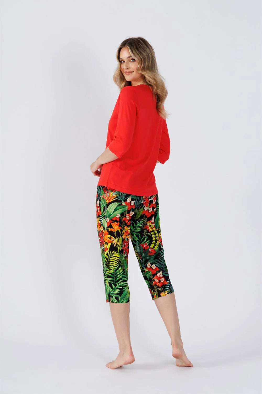 Pyjama féminine élégante couleur rouge imprimé tropical manches 3/4 encolure V pantalon 3/4 ceinture élastique