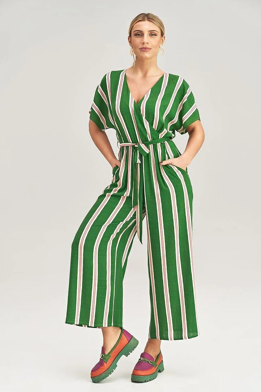 Combinaison pour femme moderne audacieuse à rayures verticales V-neck croisé manches courtes ceinture ajustable en viscose 100%