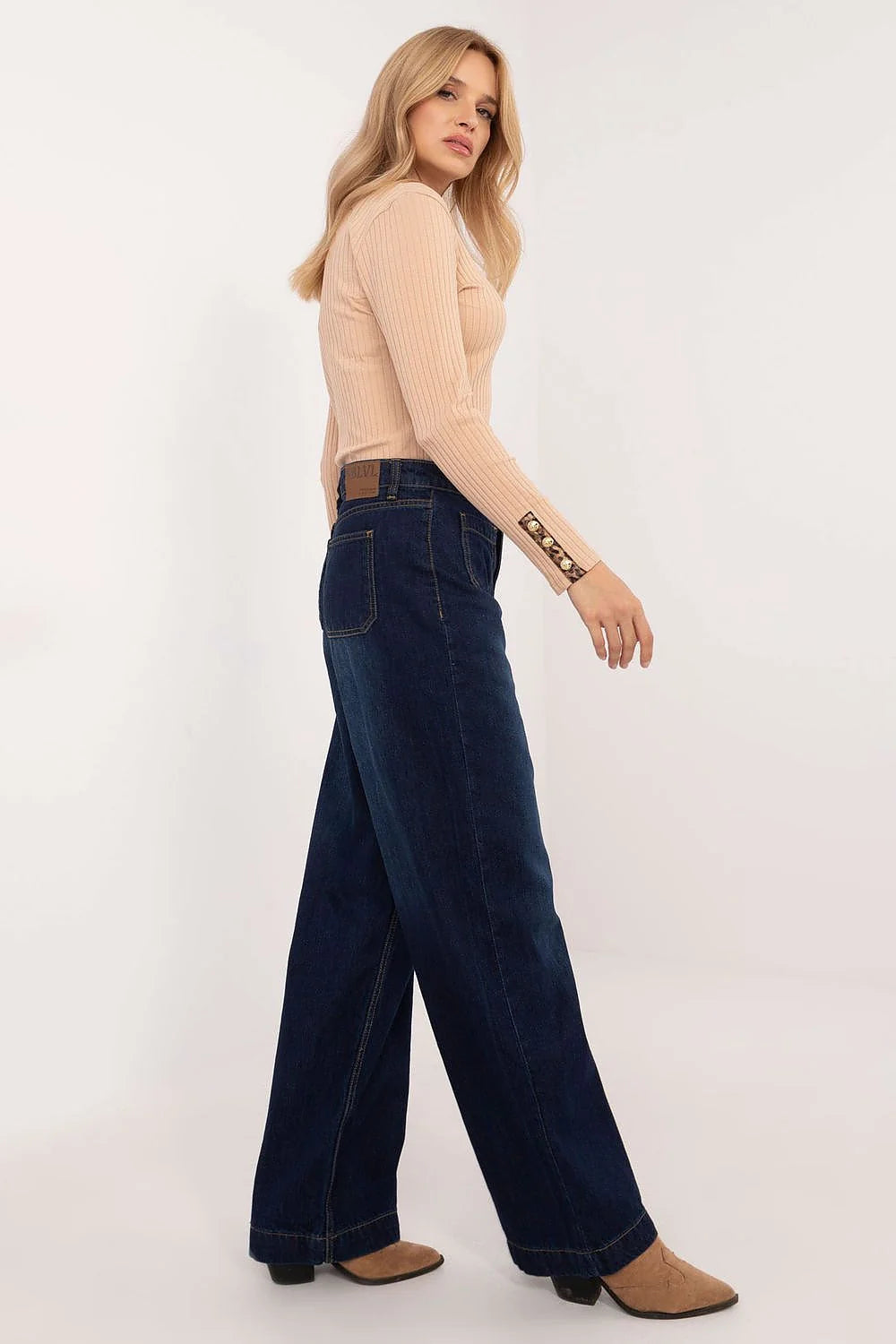 Outfit casual femme pantalon jean sublevel haut manches longues col V beige denim bleu foncé