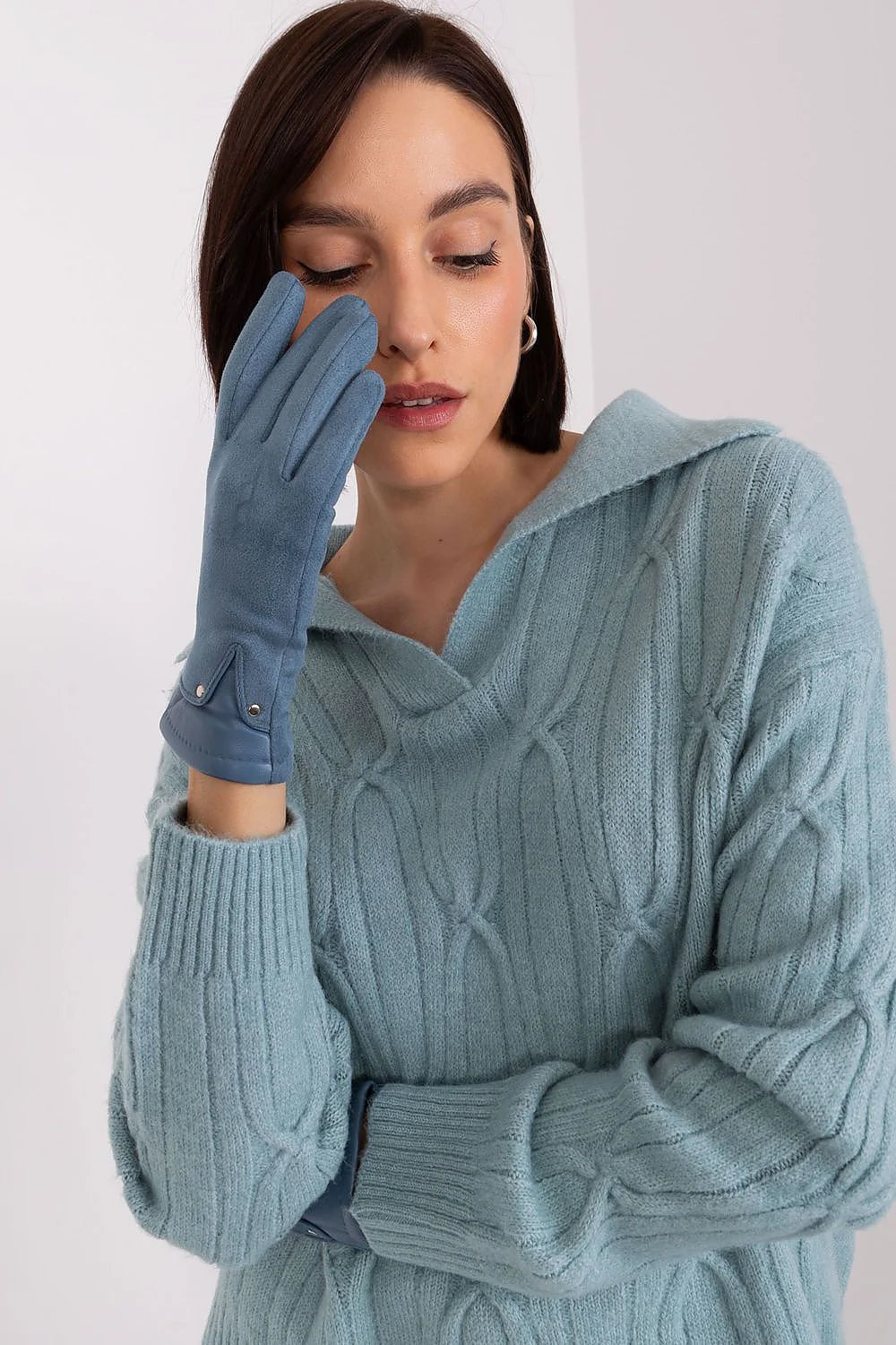 Gants élégants pour femmes en suède ou cuir doux bleu style hivernal motif tricoté sweater assorti