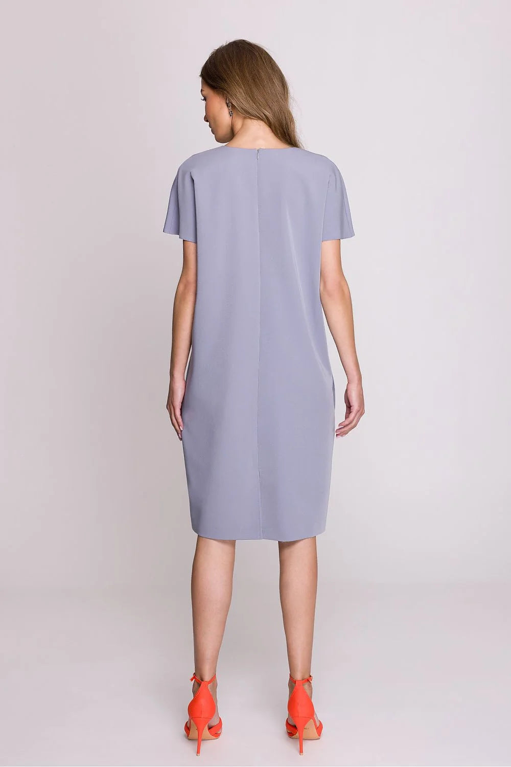 Robe élégante pour femme en lavande, coupe droite, genoux, manches courtes, décolleté V, matériau léger, occasion universelle