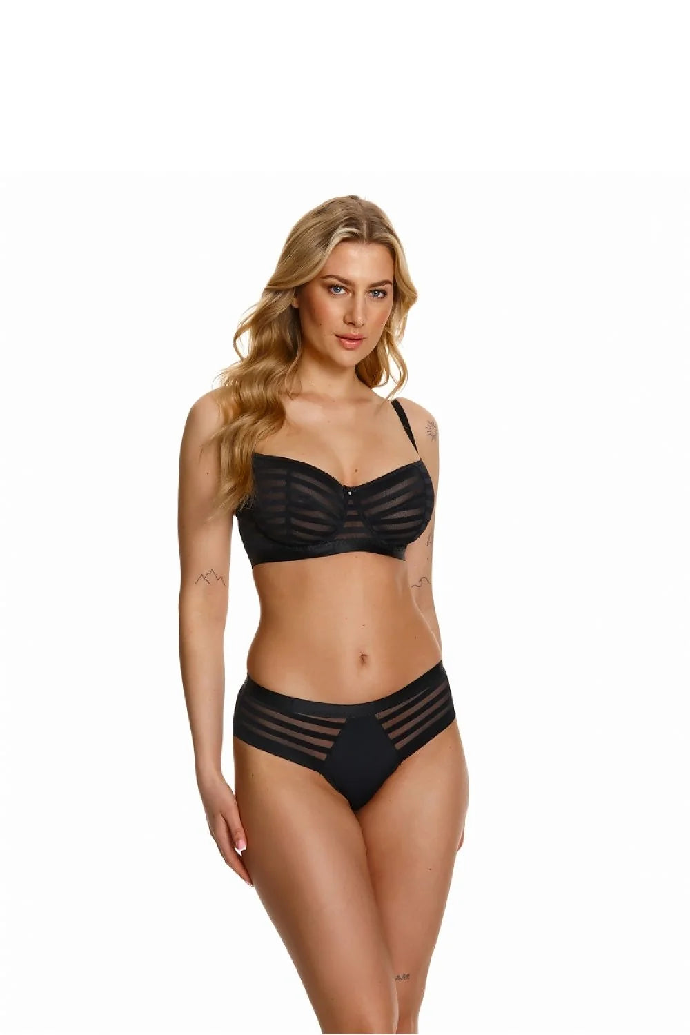 lingerie noire élégante soutiengorge balconnet armatures bretelles réglables culotte bikini tulle bandes transparentes empiècements opaques microfibre élastique confortable noeud sensuel