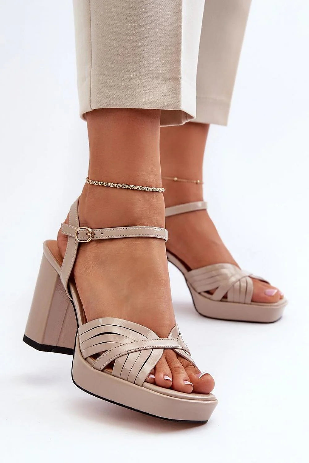 sandales talon aiguille beige similicuir lanières entrecroisées bride cheville boucle dorée plateforme semelle antidérapante confortable sophistiquée glamour soirée