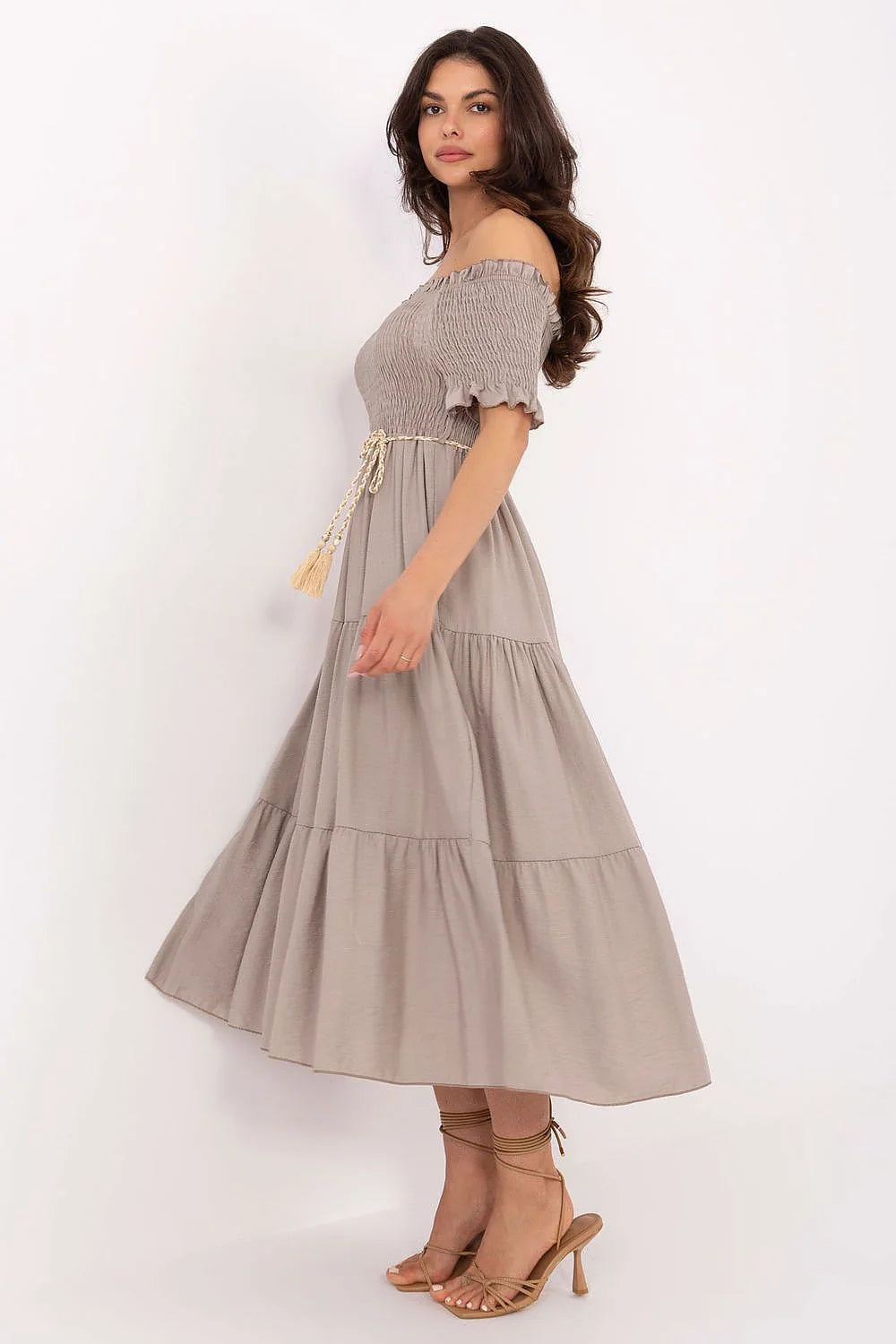 Robe de jour Italy Moda élégante beige taupe style bohème manches courtes smockées jupe en volants ceinture à pompons