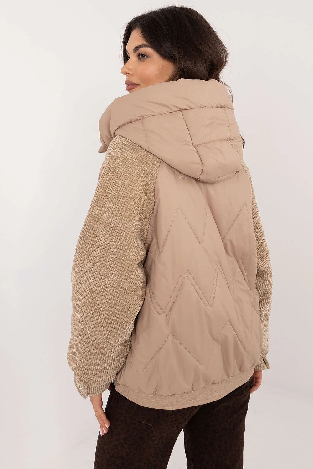 Veste hybride femme en tissu matelassé et manches en tricot épais style urbain décontracté couleur beige clair coupe ample capuche poches latérales fermeture éclair dissimulée