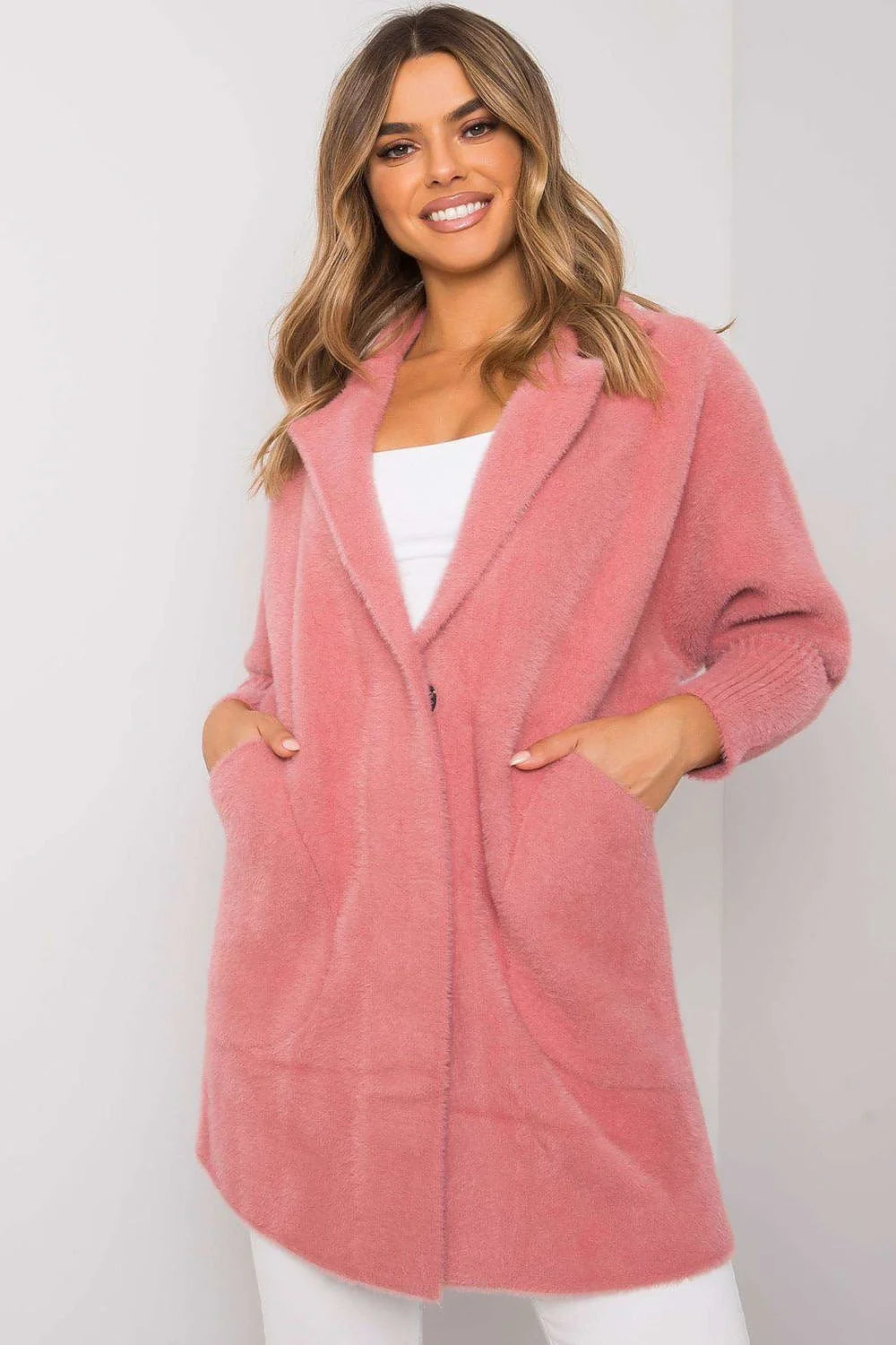 Manteau pour femme style moderne élégant longueur mi-cuisse coupe droite col à revers matelassage doux couleur rose poudré matière douce
