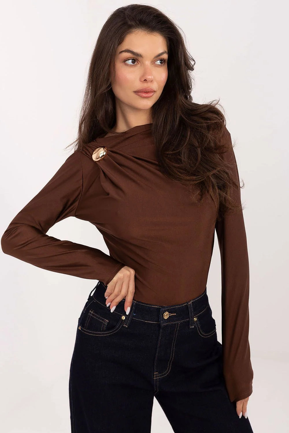 body femme manches longues coupe ajustée haute moulante marron chocolat jersey extensible doux encolure drapée asymétrique ornement métallique doré épaule