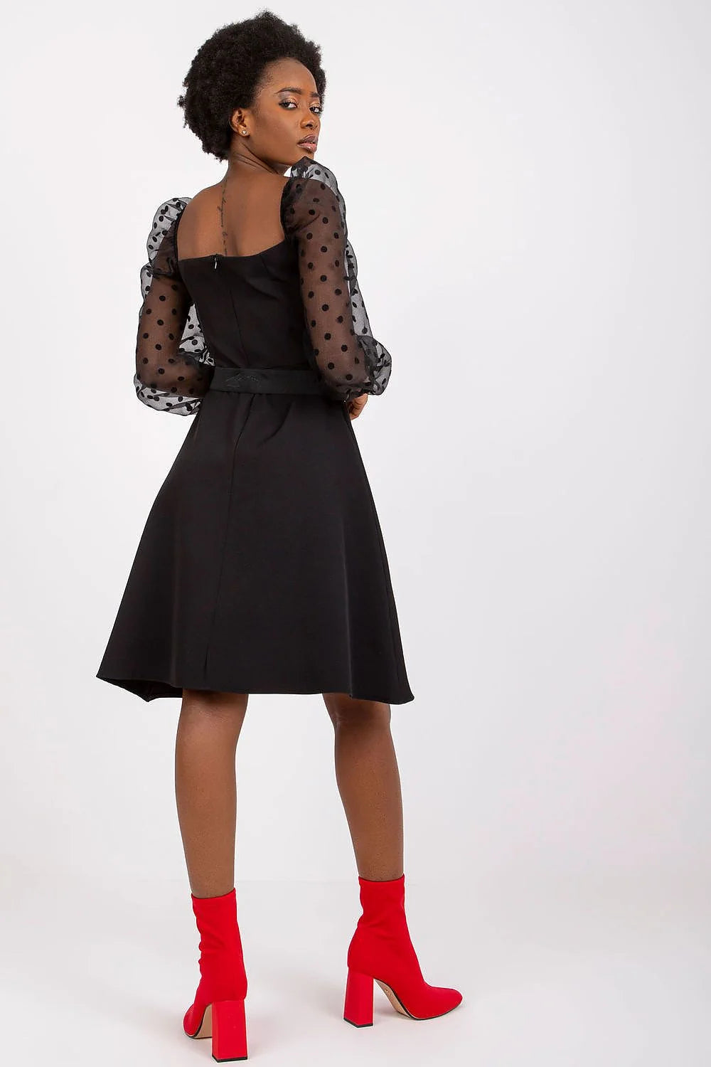 robe soirée noire courte trapèze encolure carrée manches bouffantes tulle plumetis pois taille soulignée ceinture boucle dorée structurée tissu