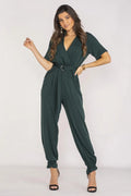 Combinaison femme élégance confort design moderne coupe ajustée col V plongeant manches courtes ceinture intégrée ajustable vert foncé