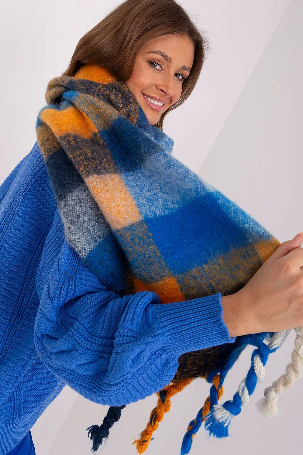 écharpe carreaux grands bleu roi orange moutarde gris brossé ultra doux franges torsadées pull tricoté oversize maille large épaules tombantes
