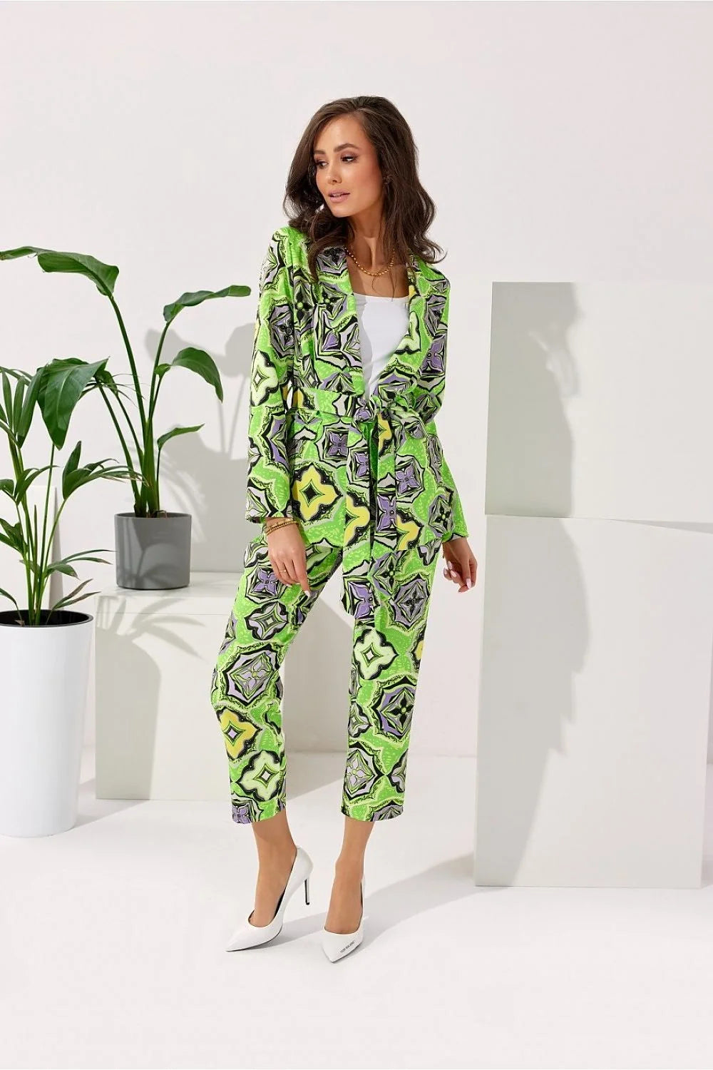 Costume femme à deux pièces veste pantalon floral vibrant tailleur élégant coupe structurée épaules larges ceinture ajustable polyester high-waisted slim-fit eventos formales