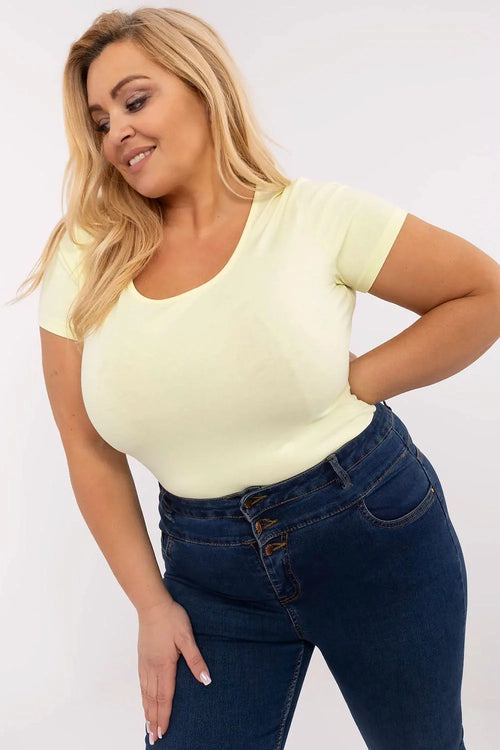 Ensemble t-shirt jaune pâle et jean bleu foncé pour femme, style casual, coupe ajustée, matières douces, parfait pour les occasions décontractées