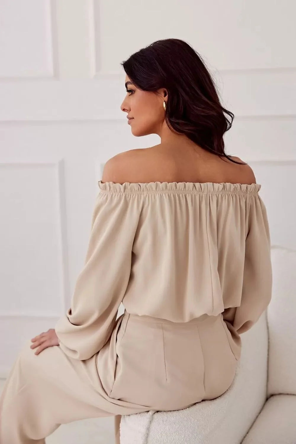 Ensemble féminin élégant off-the-shoulder beige clair top et pantalon tissu fluide occasion quotidienne et formelle femme