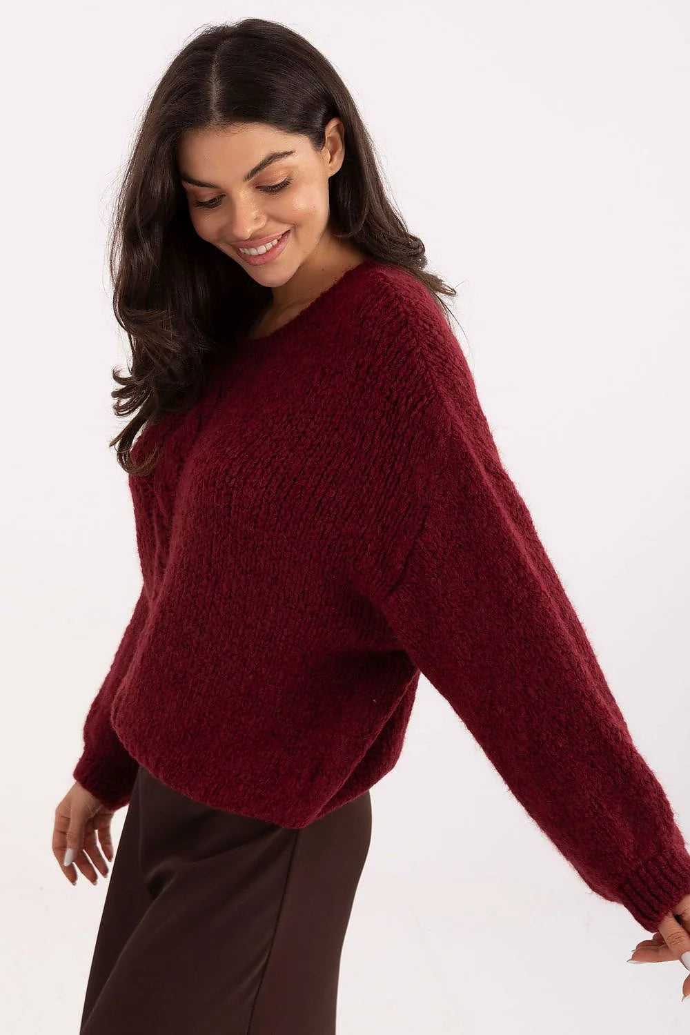 pull femme oversize maille épaisse bordeaux bouclée duveteuse col rond manches longues bouffantes épaules tombantes côtelés poignets confortable stylé