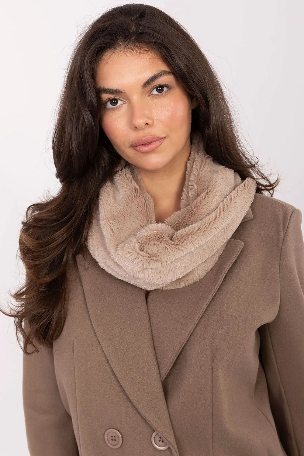 écharpe fausse fourrure snood tubulaire volumineux moelleux pelucheux ultra doux beige taupe chaud hivernal chic élégant confort luxueux longueur82cm largeur24cm