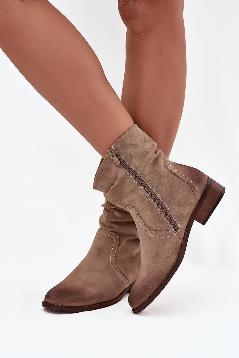 bottines femme suède écologique souple tige froncée doublure fourrure confort fermeture éclair latérale bride décorative boucle dorée talon bas
