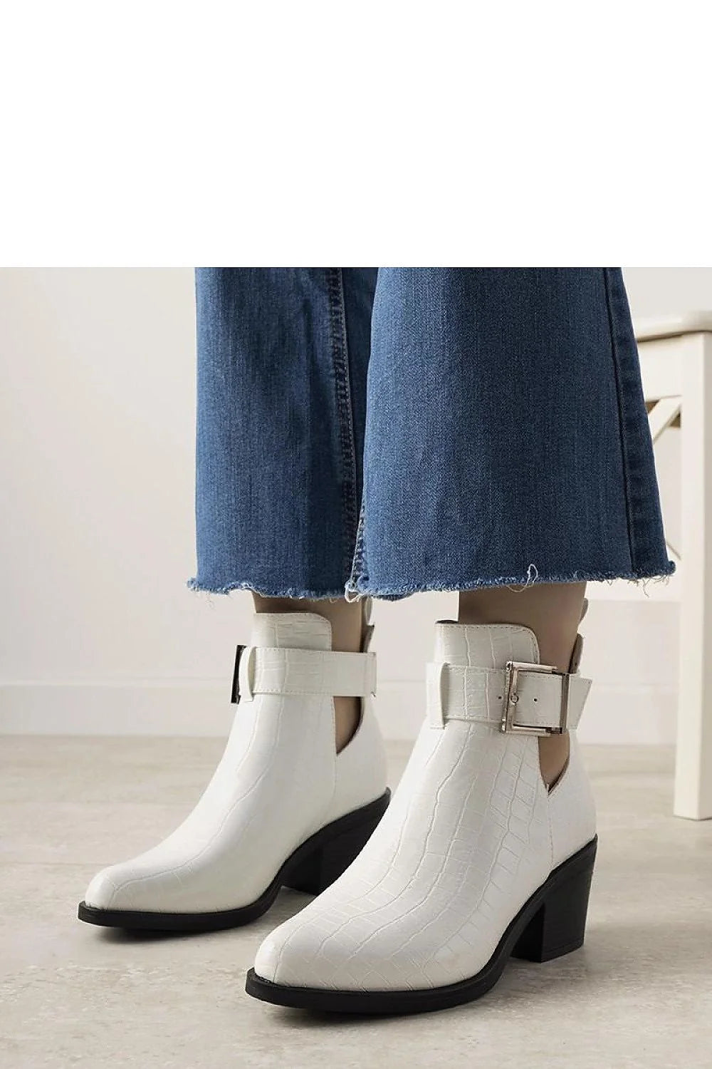 Bottines femme modernes blanches texture crocodile style western boucle métallique ajustable confortable talon bloc