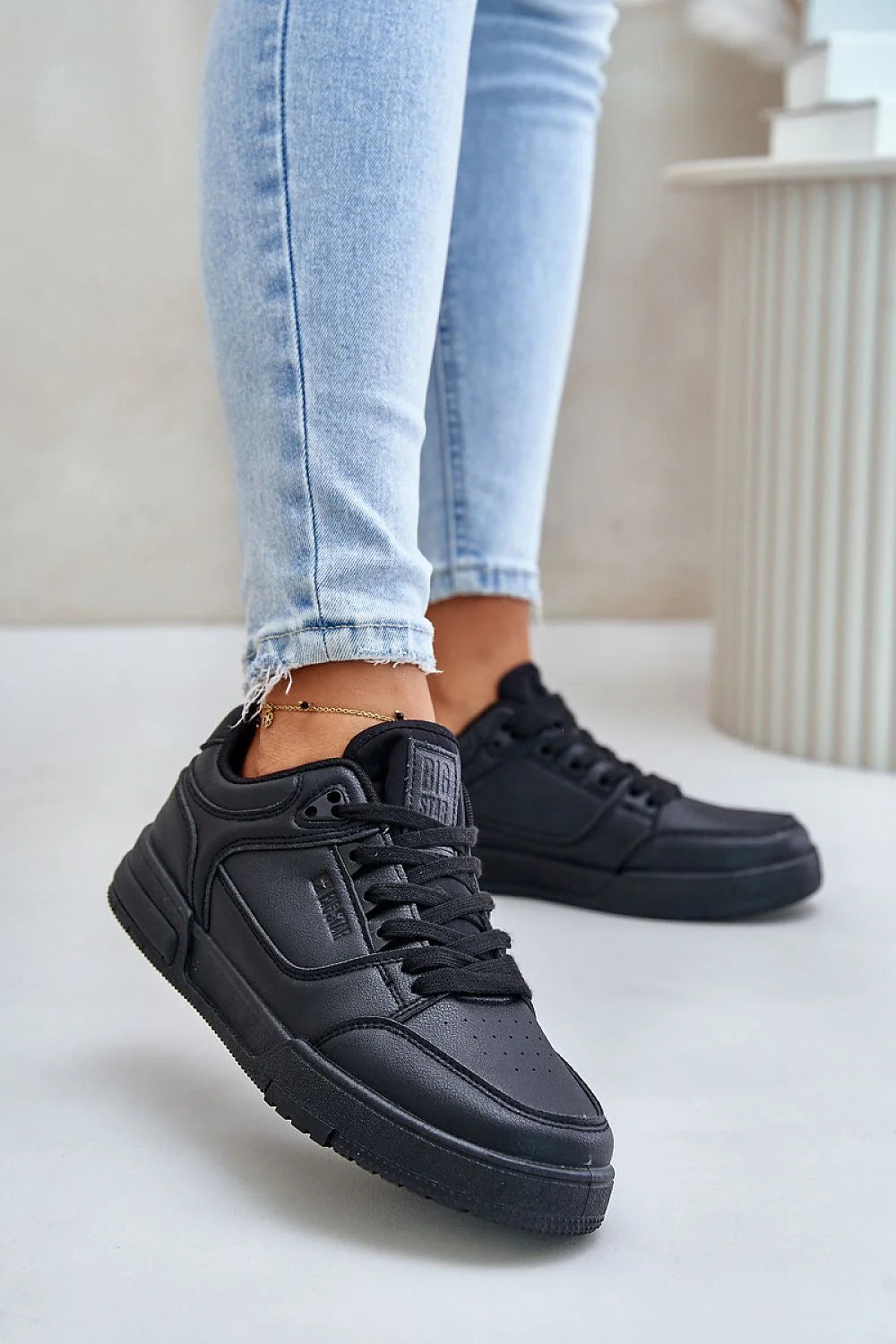 Chaussures de sport modernes pour femmes design épuré cuir artificiel noir semelle caoutchouc recyclée HI POLLY SYSTEM confortable taille ajustable look casual