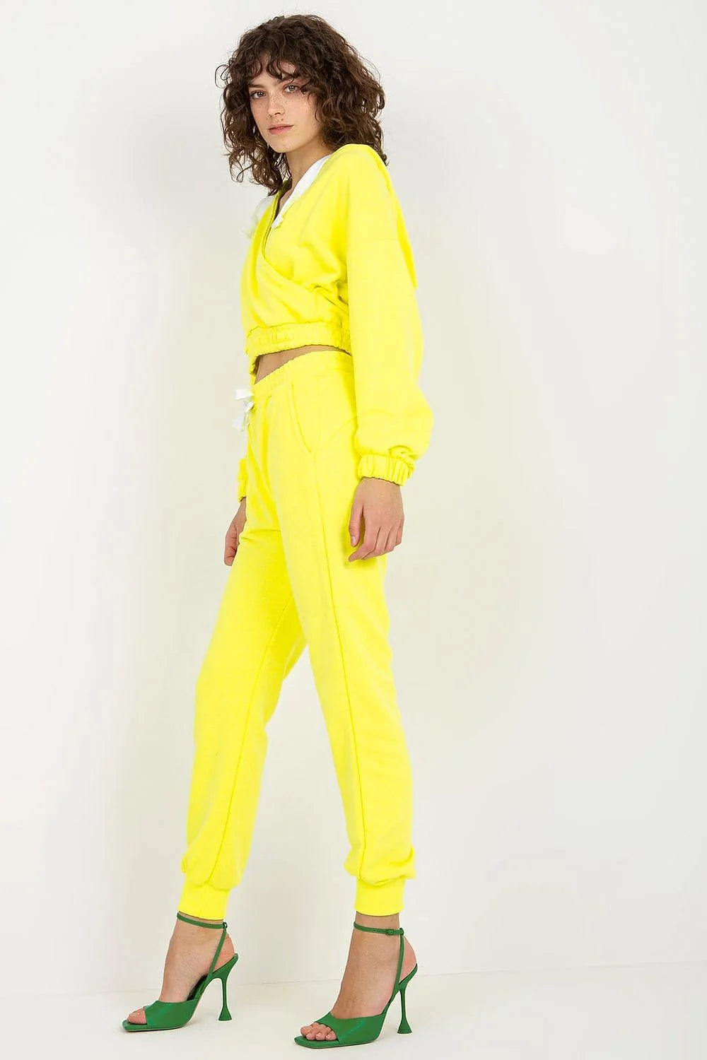 Ensemble Ex Moda pour femmes : sweat à capuche court, pantalon joggers élastique, tissu coton polyester, style décontracté et moderne, couleur jaune vif, idéal pour la détente et le streetwear