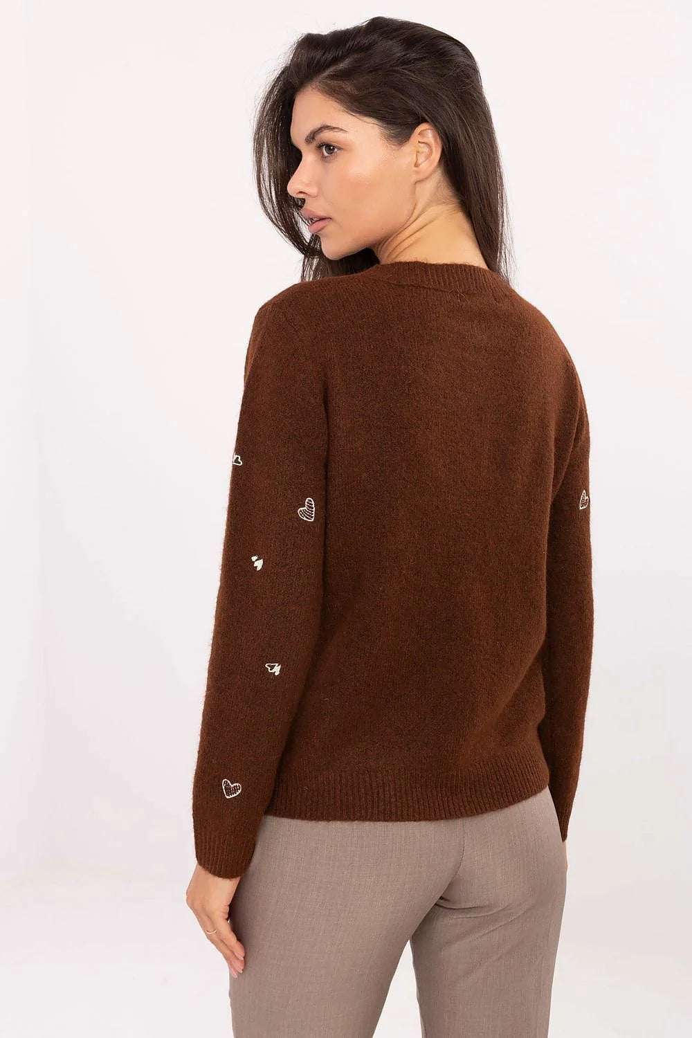 cardigan femme marron chocolat maille douce boutonné col rond manches longues coupe droite légèrement cintrée broderies cœurs blancs