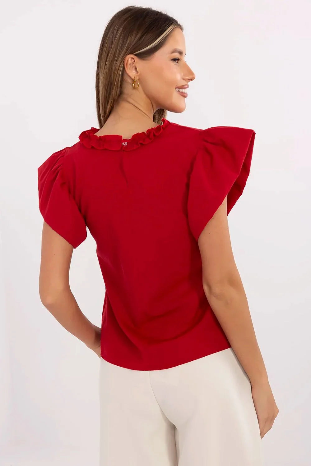 chemisier féminin élégant rouge coton manches courtes volume col froncé délicat pantalon blanc taille haute ceinture noire boucle dorée