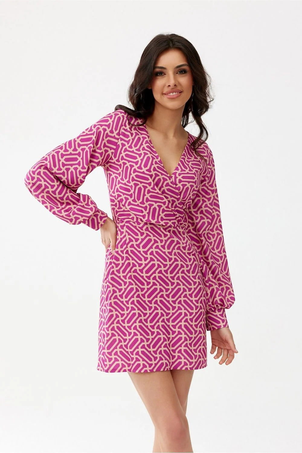 Robe de cocktail moderne élégante Roco Fashion tissu fluide motif géométrique blanc rose fuchsia manches longues bouffantes décolleté cache-cœur femme occasion spéciale