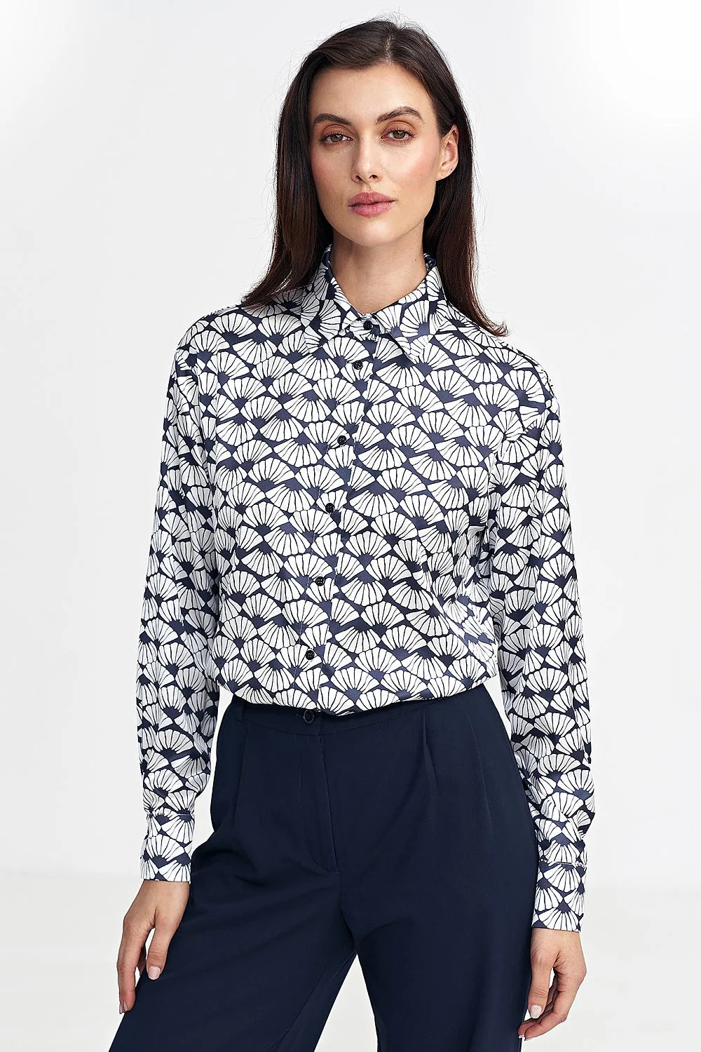 Chemisier féminin élégant motif coquillages blanc et noir coupe classique manches longues boutons discrets tissu fluide