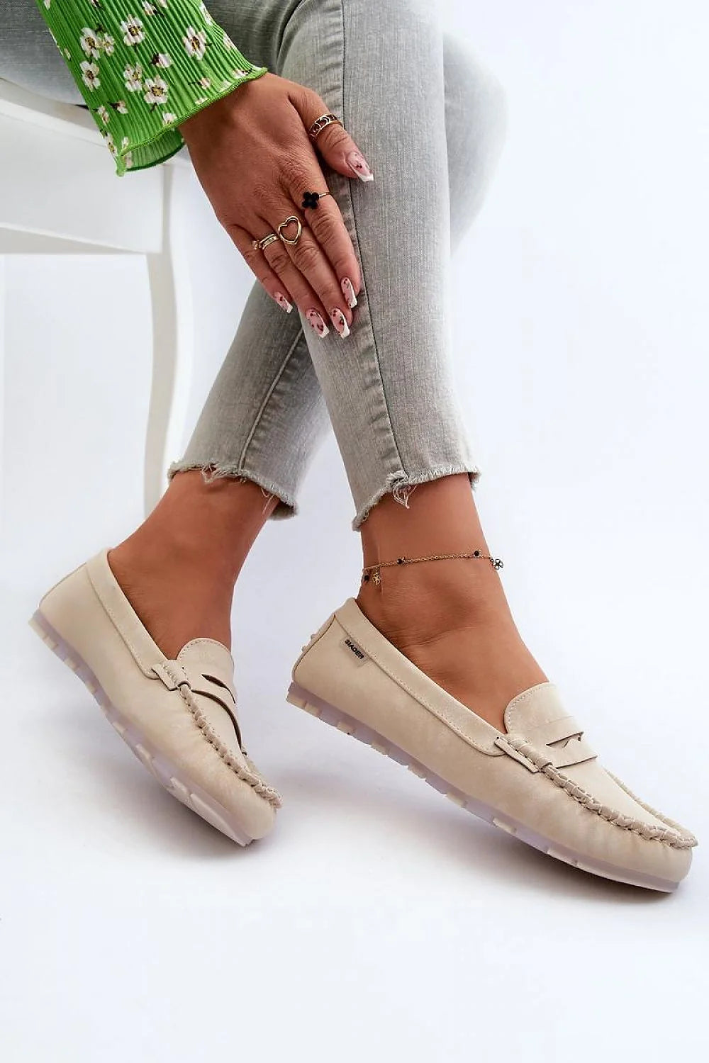 mocassins femmes cuir suédé beige épuré élégant penny bout arrondi surpiqûres patte décorative semelle antidérapante rembourrée