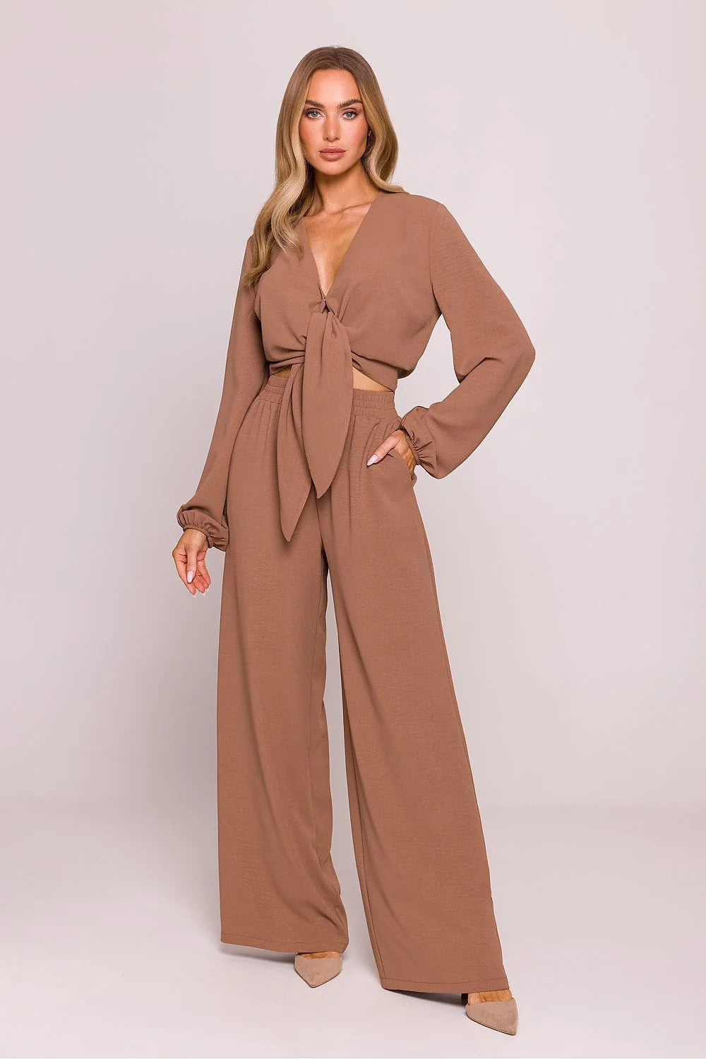 Ensemble féminin élégant moderne haut croisé pantalon large matière légère couleur marron clair taille haute