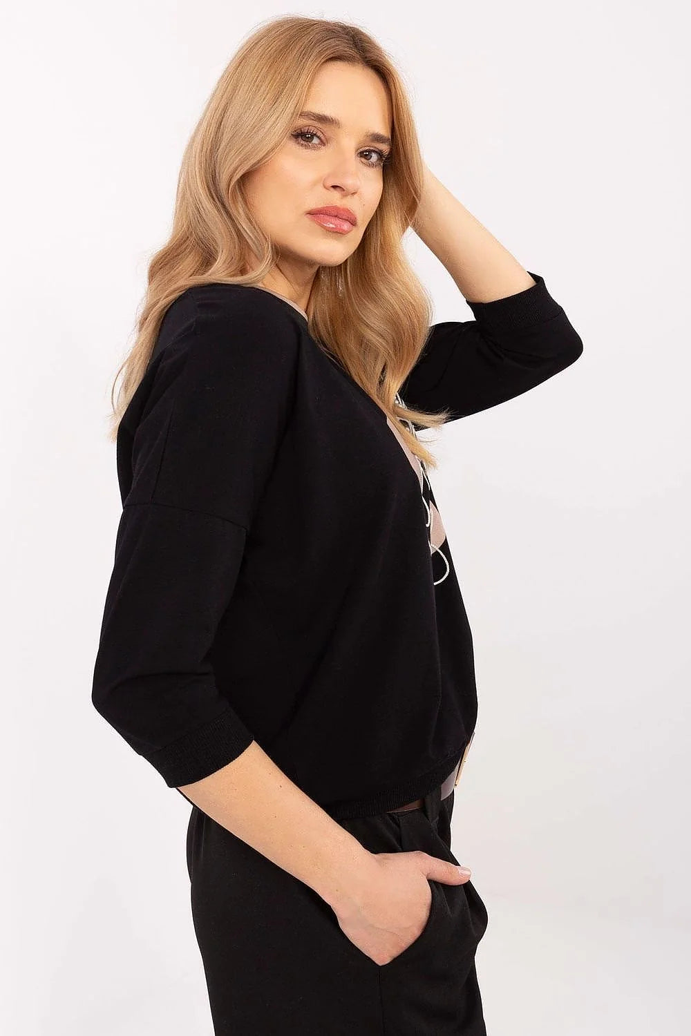 Pull femme moderne design artistique motif visage stylisé noir coton mélange manches courtes coupe décontractée ceinture dorée
