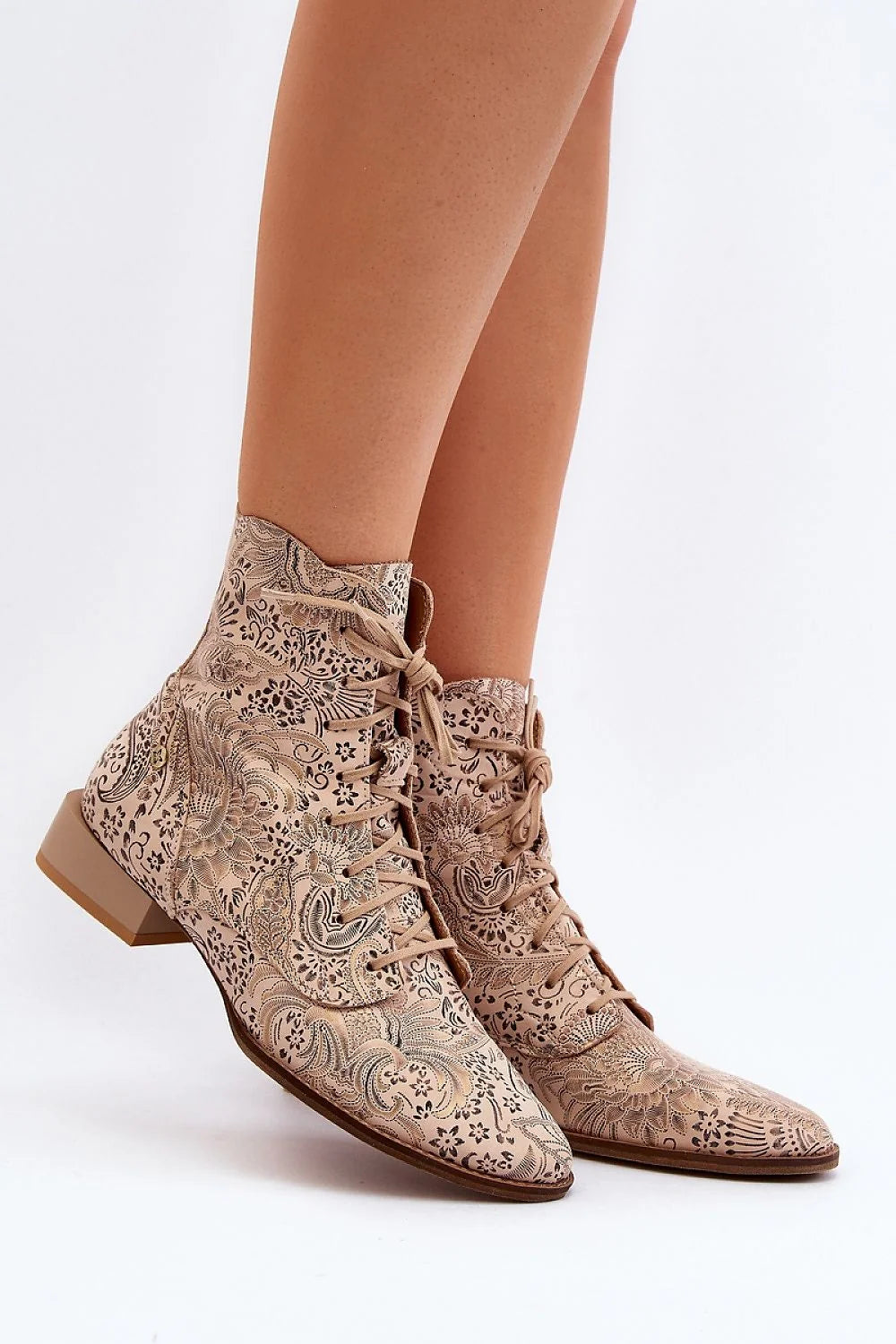 Bottines femmes style vintage boho motifs floraux paisley cuir naturel beige taupe talon carré semelle caoutchouc lacets fermeture glissière