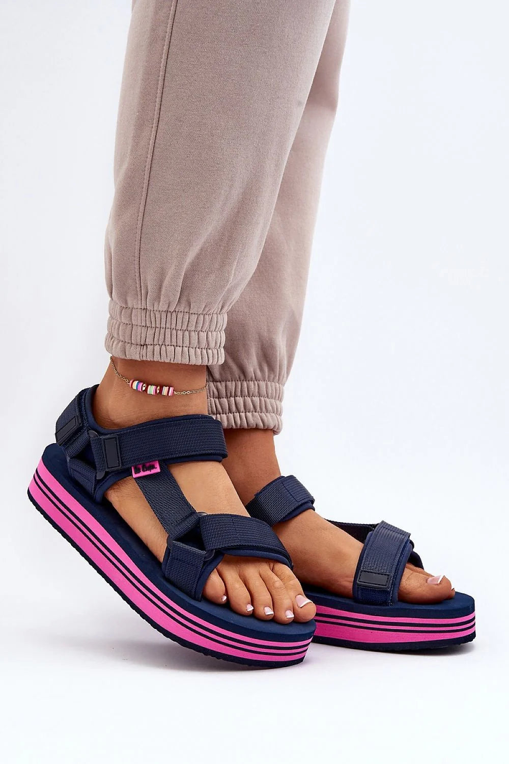 Sandales pour femmes style moderne sportif design décontracté sangles ajustables semelle contrastante couleur bleu marine rose tendance été 2023