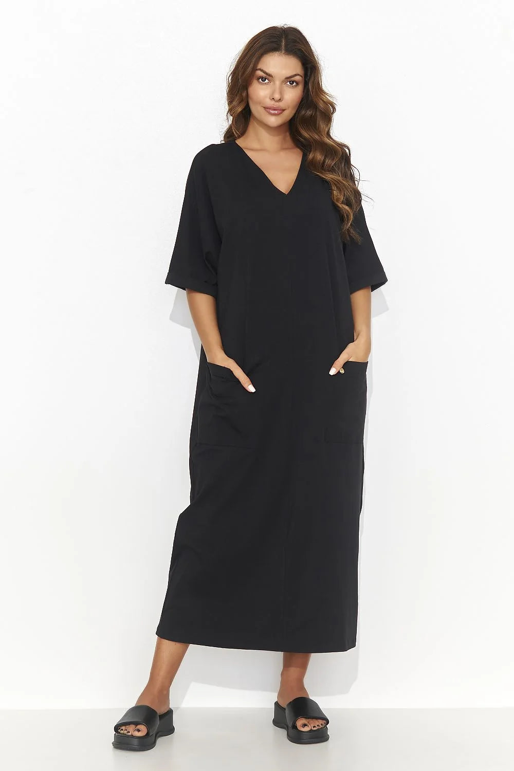 robe longue noire ample droite tunique kaftan décolleté profond manches mi longues poches plaquées dorées minimaliste chic polyvalente confortable fluide