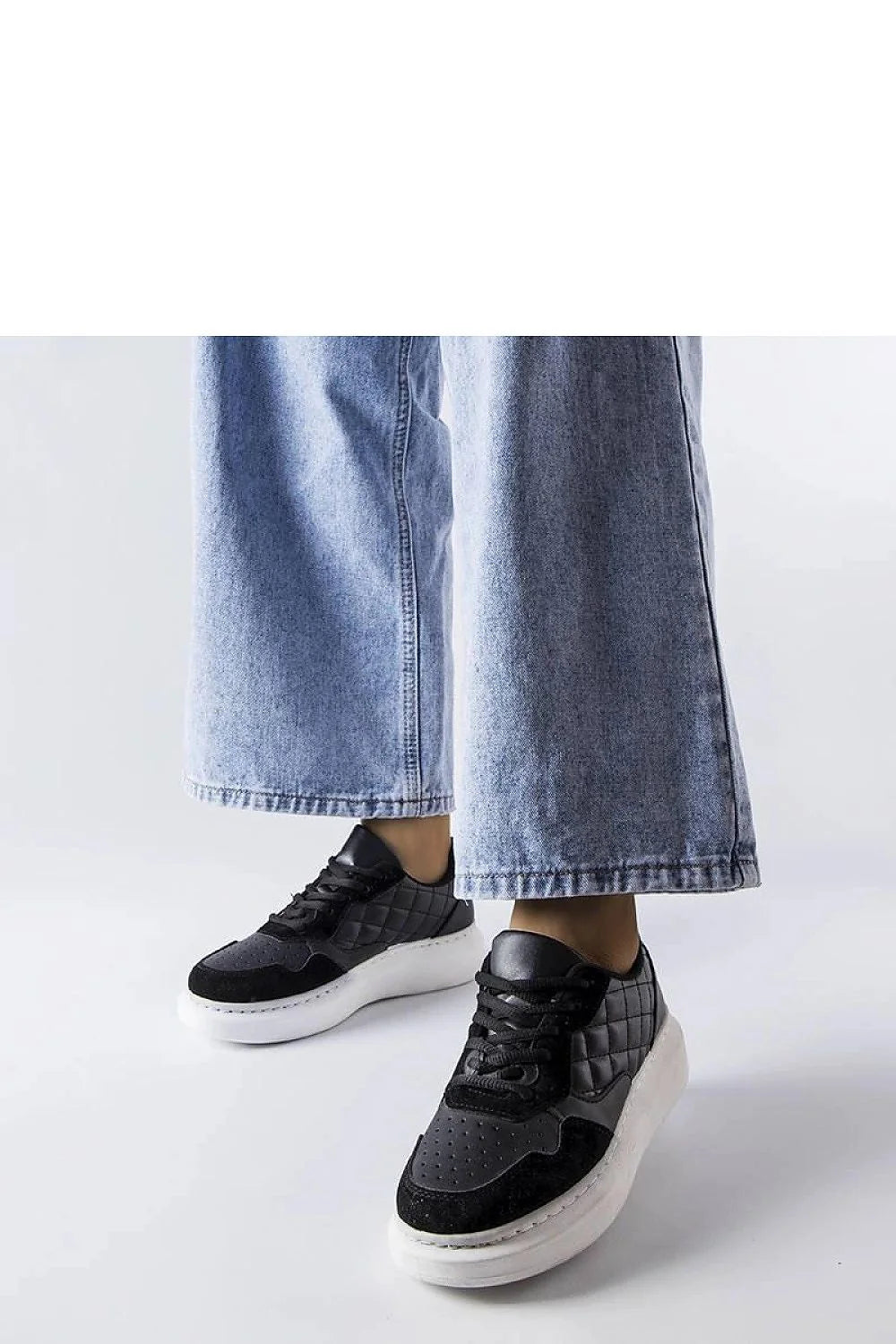 Baskets pour femmes design moderne tendance cuir synthétique textile noir matelassé perforé semelle caoutchouc blanche lacets noirs polyvalentes occasion quotidienne sport urbain style élégant
