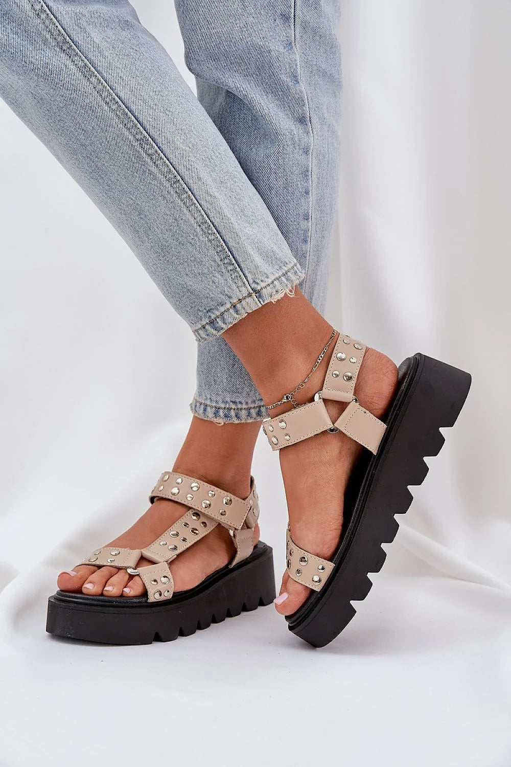 sandales femme modernes audacieuses beige similicuir brides rivets argentés plateforme semelle noire crantée maintien confort boucles