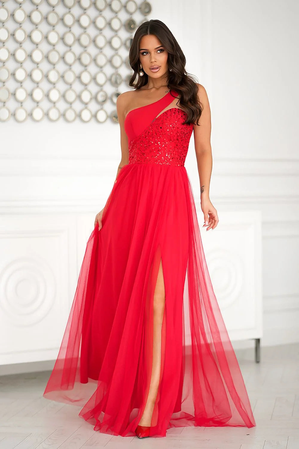 robe longue asymétrique épaule rouge vif tulle fluide corsage bustier paillettes scintillant taille marquée jupe fente haute glamour soirée gala