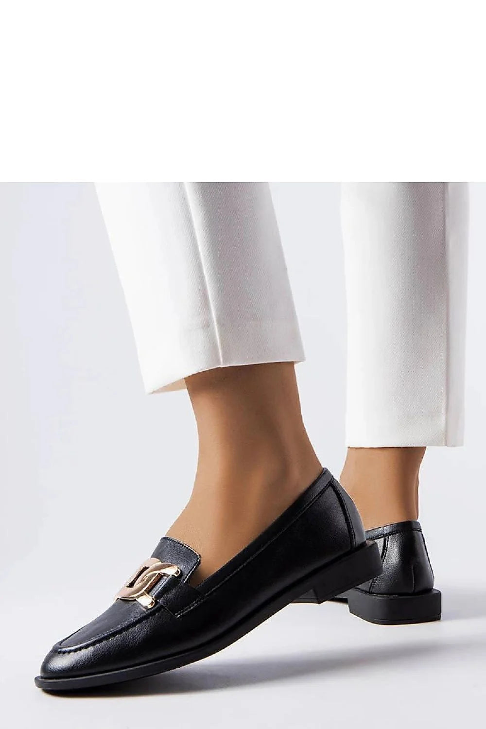 Moccasins pour femme élégantes design intemporel cuir noir eco-friendly doré détail chaîne coupe basse semelle plate confortable