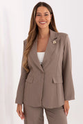 veste blazer femme taupe col cranté manches longues poches rabat épaules structurées coupe mi longue tissu tissé extensible