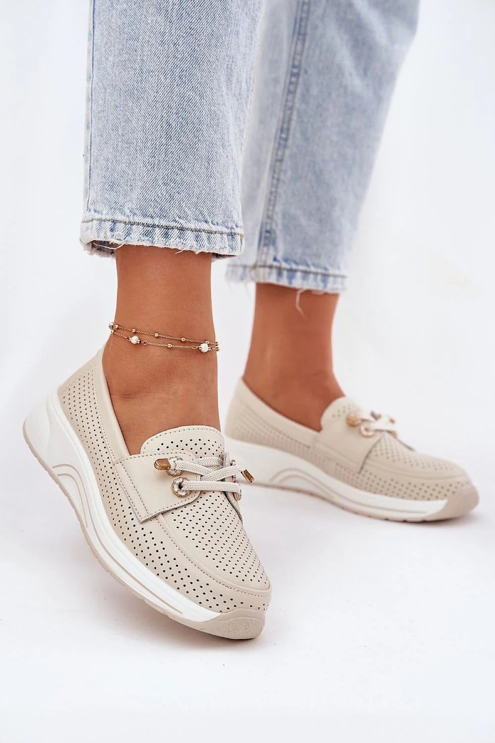 Chaussures basses féminines en cuir naturel, style mocassin, beige pâle, perforées, confortables, plateforme stabilisante, laces décoratives dorées, bracelet de cheville, occasion quotidienne, mode décontractée, amorti optimal, design moderne