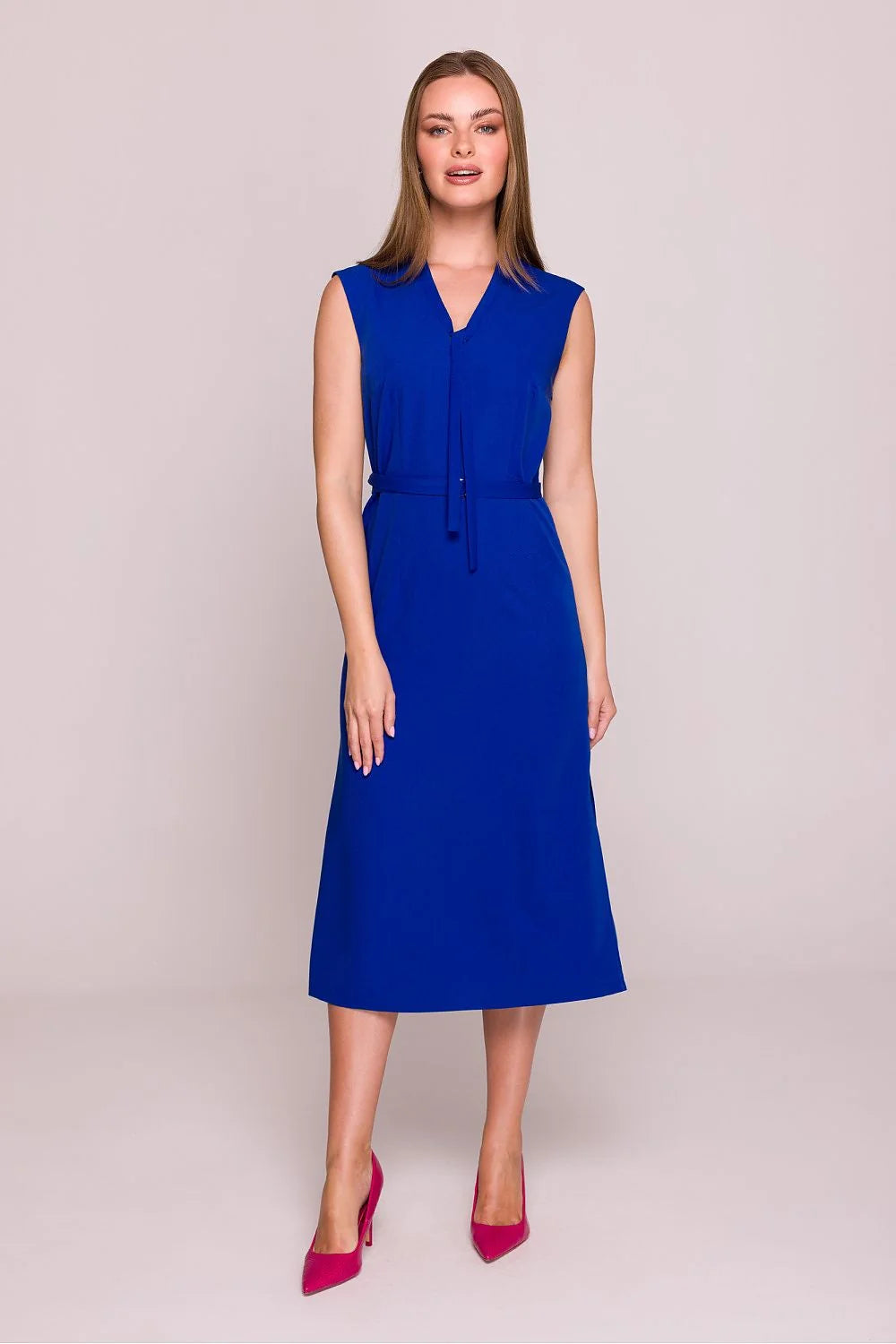 Robe de jour Stylove sans manches couleur bleue vibrante taille ajustable coupe trapèze matière satinée femmes
