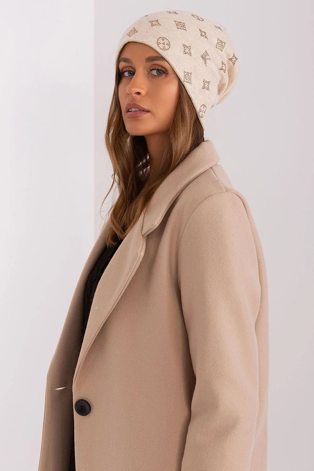 Bonnet d'hiver féminin en cachemire acrylique et coton, design moderne élégant, motifs stylisés, couleur beige clair, occasions multiples, confort et style intemporels