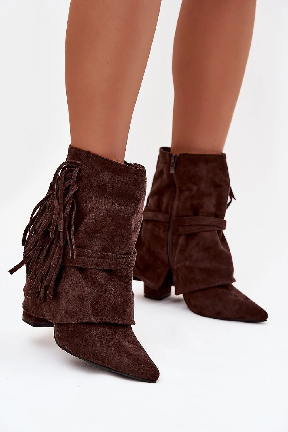 bottines femme suédé marron foncé cheville mihaute bout pointu talon bloc franges lanières boucles dorées plissés fermeture intérieure semelle antidérapante