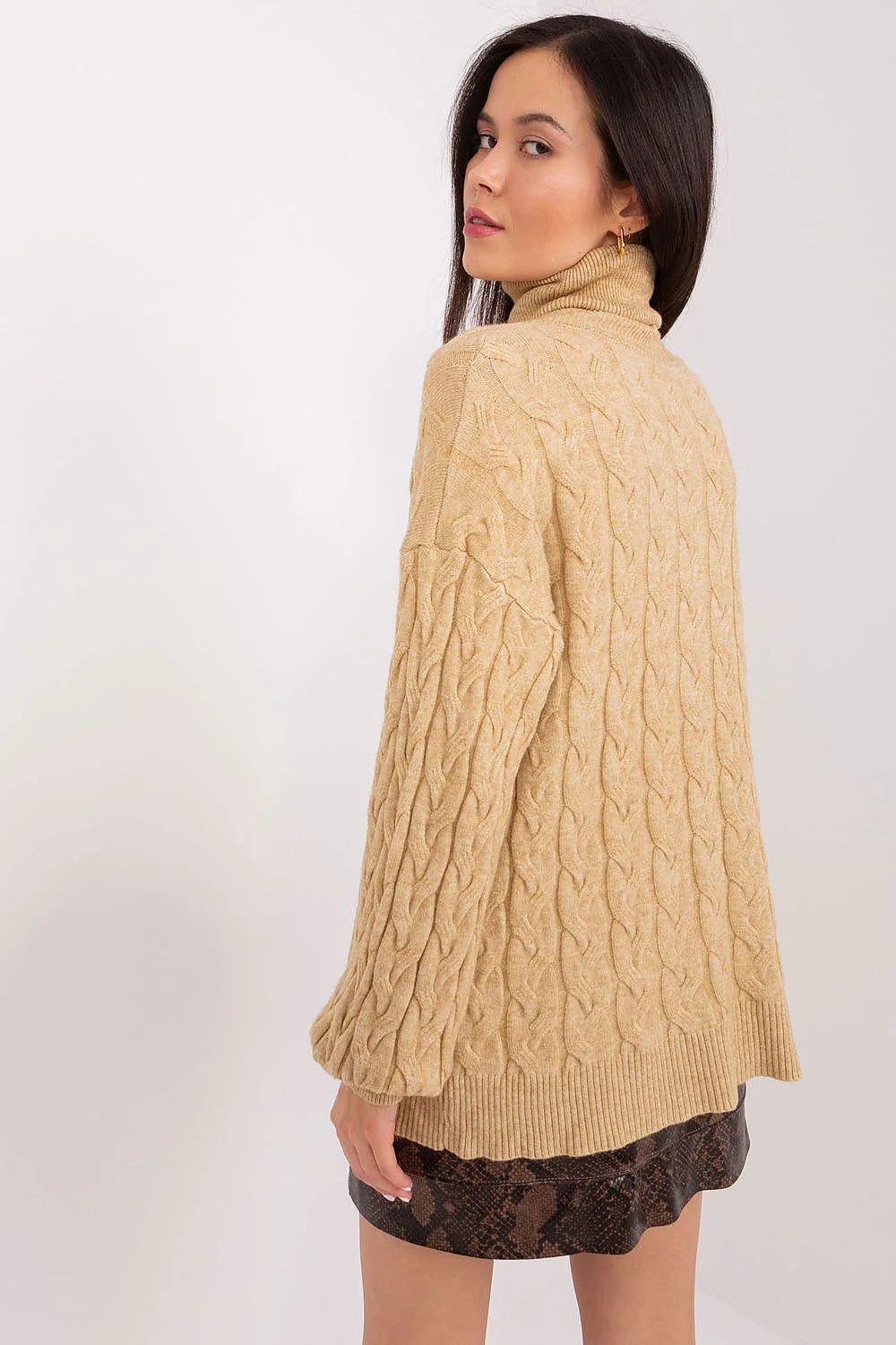 Pull col roulé motif torsadé beige clair, jupe serpent motifs marron noir, style automne-hiver, vêtements femmes tendance et confort