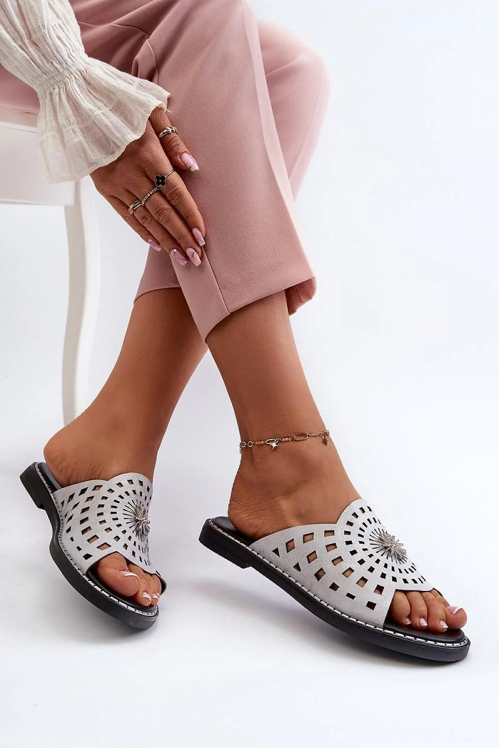 Sandales plates femmes ouvertes à l'avant cuir argenté talon plat 1.5 cm ornements brillants été 2023