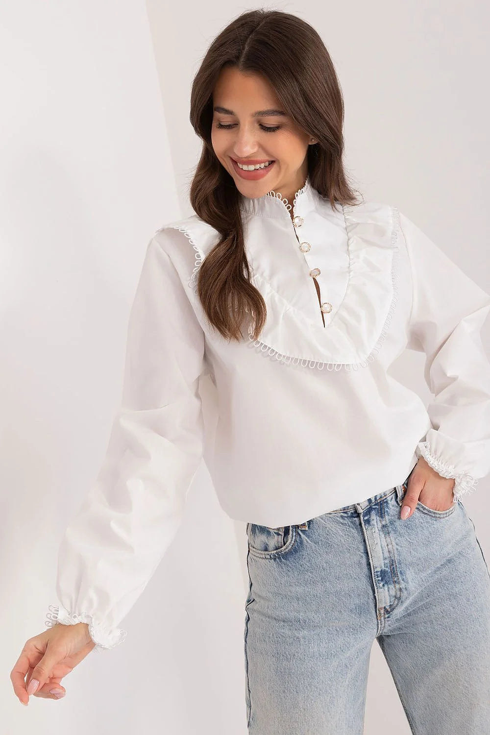 Chemisier élégant en coton blanc coupe ample col montant manches longues festonnées vintage style professionnel femme