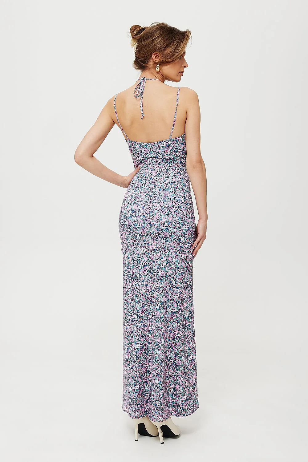 robe longue ajustée moulante Makover floral violet pastel lilas rose bleu bretelles spaghetti croisées encolure cœur ajourée tissu extensible légère