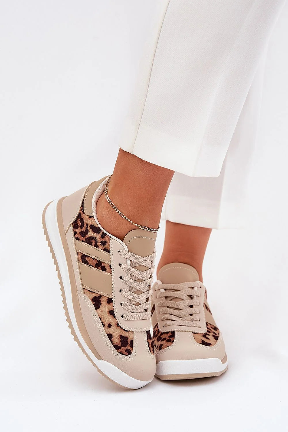 Chaussures de sport tendance pour femmes, beige clair, motif léopard, lacets assortis, semelle en caoutchouc, confort maximal, style casual chic, baskets élégantes, matériels durables, idéales pour le quotidien, look moderne, baskets femme