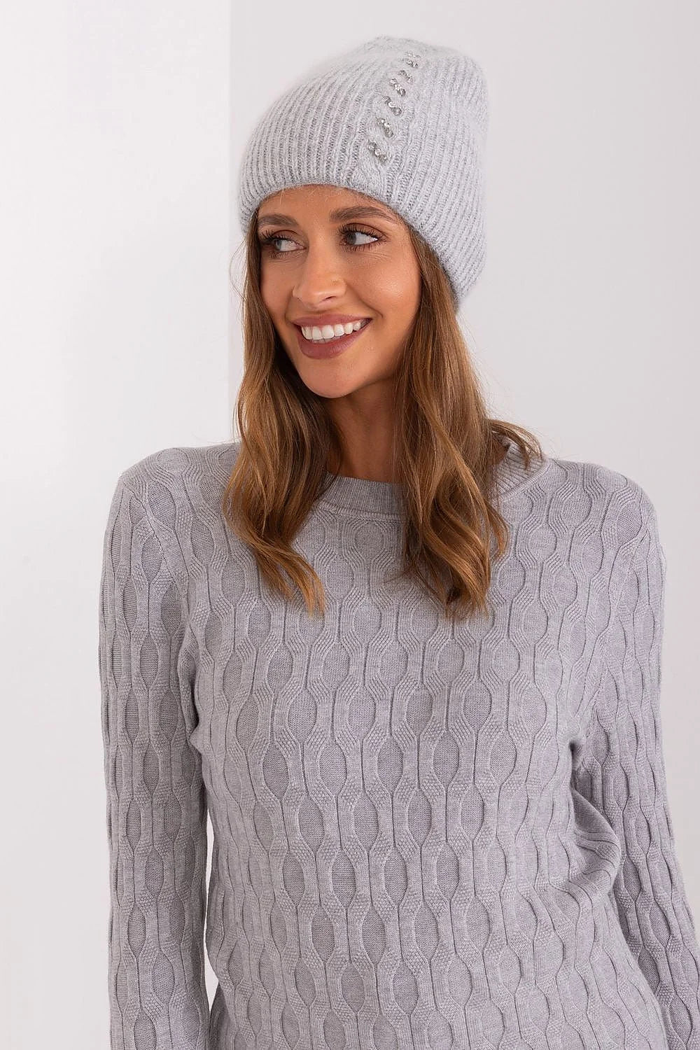 Bonnet d'hiver tricoté en acrylique et angora motif tressé pour femmes couleur gris clair style moderne casual