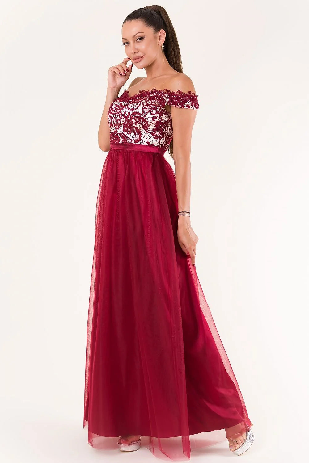 Robe longue en dentelle et tulle, élégance romantique pour soirées spéciales avec motif floral