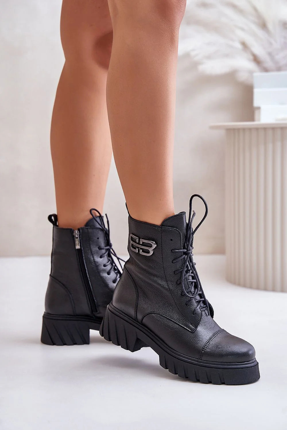 Bottines pour femme en cuir naturel design audacieux détails métalliques style urbain automne hiver